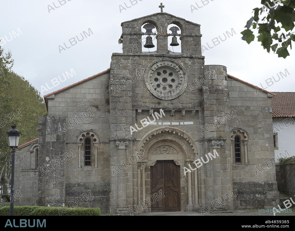 Iglesia de Santa María. Construída en el siglo XII en estilo románico. Vista de la fachada principal. Cambre. Provincia de La Coruña. Galicia. España.