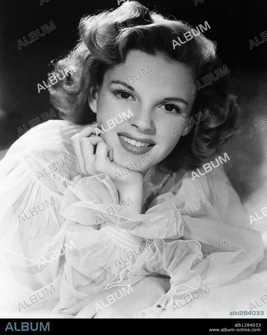 JUDY GARLAND in PRESENTING LILY MARS, 1943, directed by NORMAN TAUROG. Copyright M.G.M.