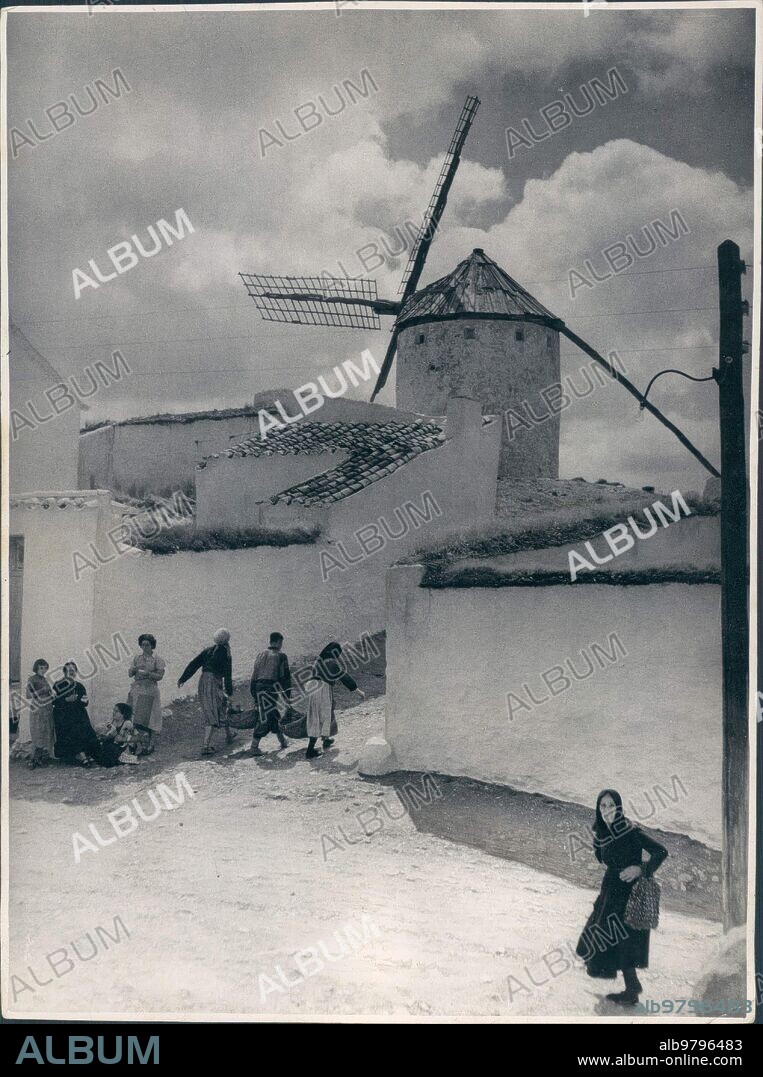 1952. Molino de viento en campo de Criptana.