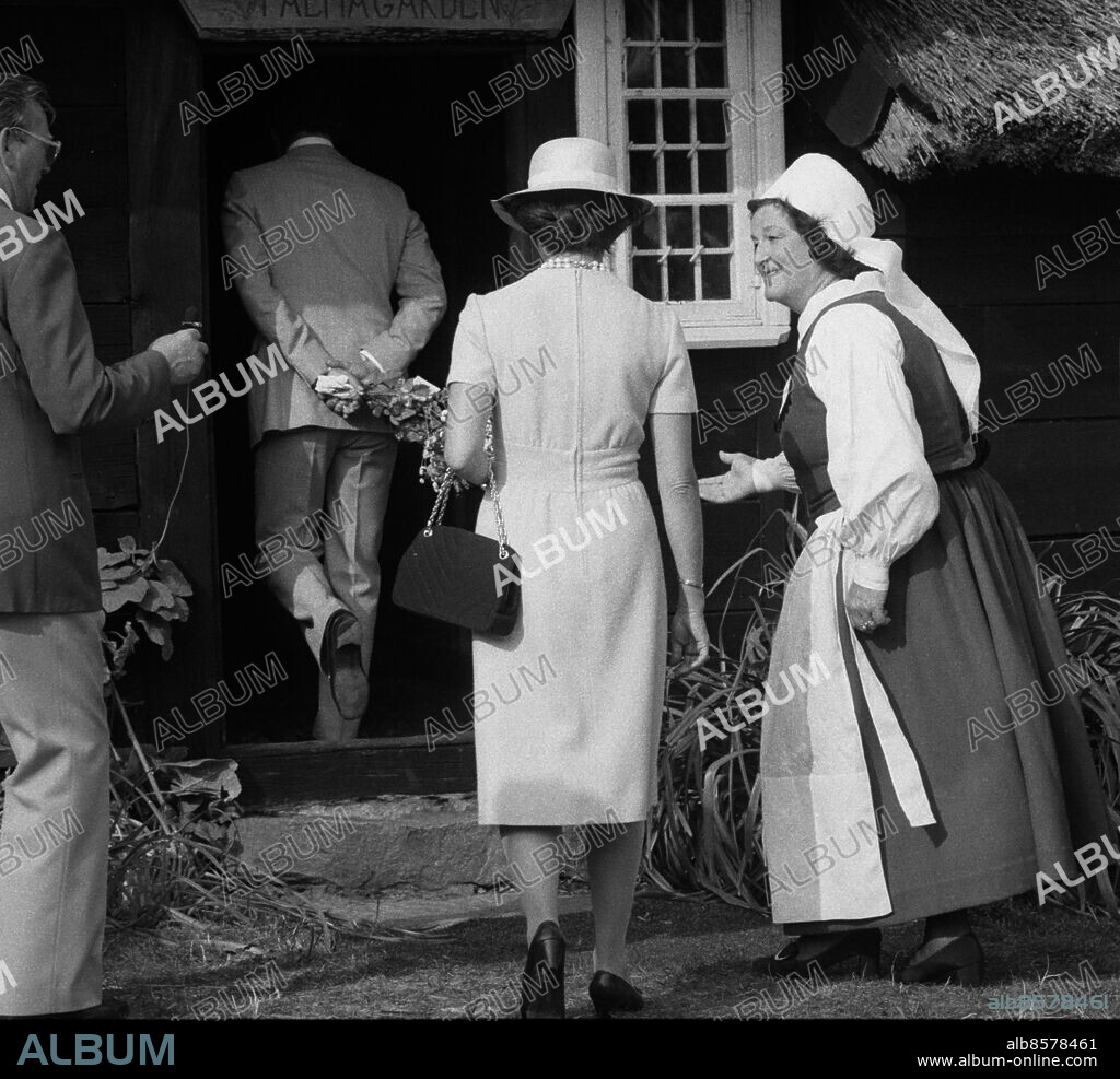 Båstad 1983-09-01. Hovsångerskan Birgit Nilsson tar emot kungaparet, drottning Silvia och kung Carl XVI Gustaf i Västra Karups bygdegård under deras eriksgata i Kristianstads län. Foto: Torbjörn Andersson / EXP / TT / Kod 4 . ** AFTONBLADET OUT **.