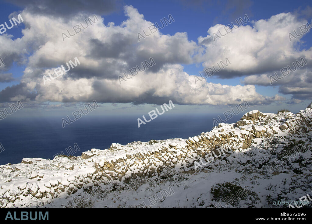 Muro de "pedra en sec".Cami de S'Archiduc. Valldemossa.Sendero de gran recorrido G.R. 221.Sierra de Tramuntana.Mallorca.Baleares.España.