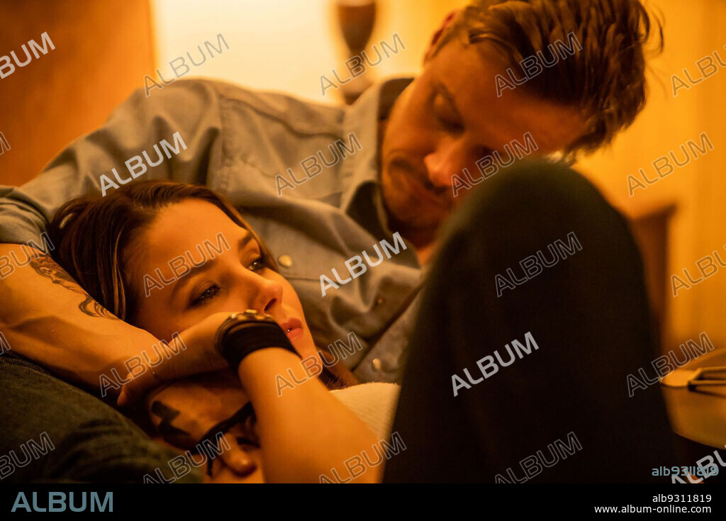 MICHAEL DORMAN y SOPHIA BUSH en LA BALADA DE LA MALA SUERTE, 2020 (HARD LUCK LOVE SONG), dirigida por JUSTIN CORSBIE. Copyright Dime Box Entertainment.
