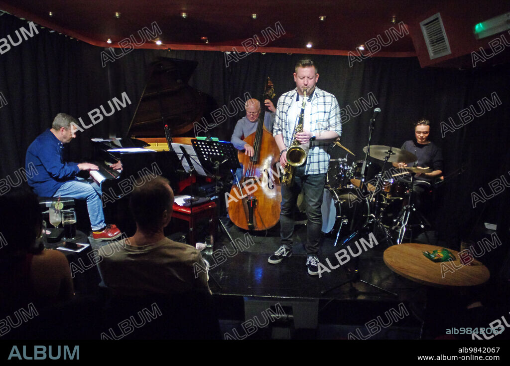 BRIAN O'CONNOR. Mark Edwards, Darren Beckett, Paul Booth and Chris Laurence, Mark Edwards Quartet with Imogen Ryall, Verdict Jazz Club, Brighton, East Sussex, 12 Feb 2023.