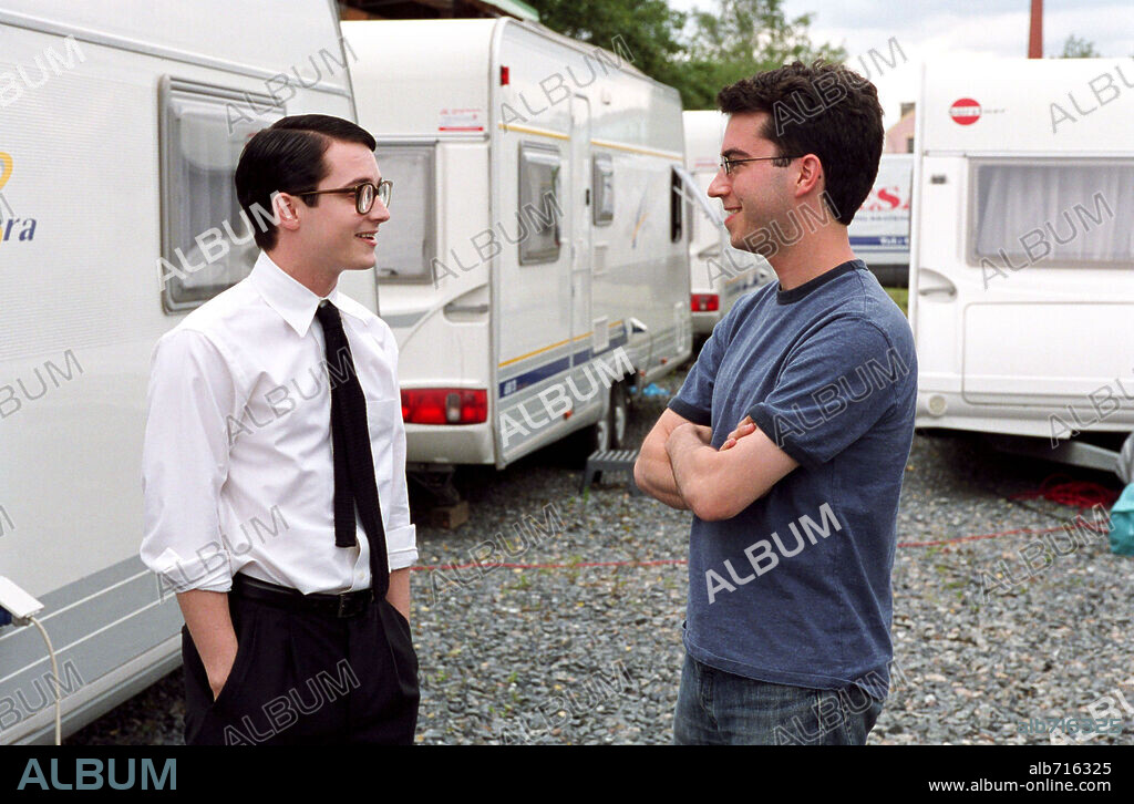 ELIJAH WOOD y JONATHAN SAFRAN FOER en TODO ESTA ILUMINADO, 2005 (EVERYTHING IS ILLUMINATED), dirigida por LIEV SCHREIBER. Copyright WARNER INDEPENDENT PICTURES / DAVIDSON, NEIL.