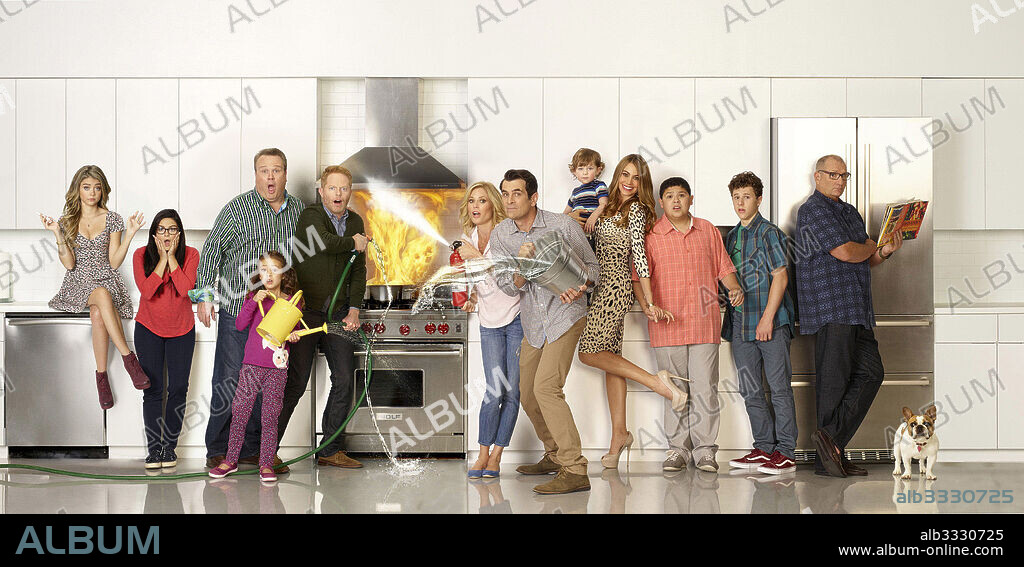 ARIEL WINTER, ED O'NEILL, ERIC STONESTREET, JESSE TYLER FERGUSON, JULIE BOWEN, NOLAN GOULD, RICO RODRIGUEZ, SARAH HYLAND, SOFIA VERGARA und TY BURRELL in MODERN FAMILY, 2009, unter der Regie von JASON WINER. Copyright 20TH CENTURY FOX TV. Season 6.
