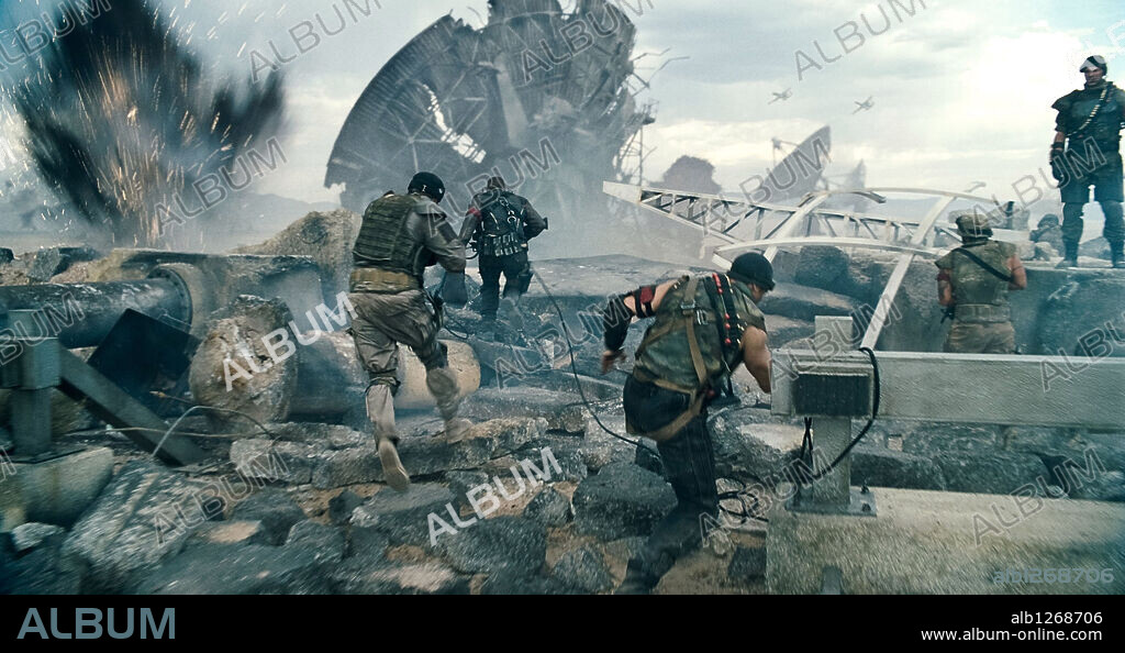 CHRISTIAN BALE and SAM WORTHINGTON in TERMINATOR SALVATION, 2009, directed by MCG. Copyright INTERMEDIA FILMS.