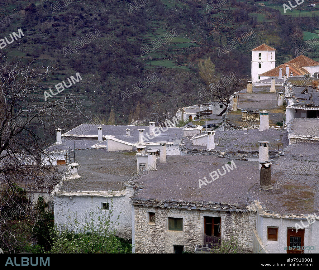CASAS CON EL TERRADO HORIZONTAL Y CON SUS CHIMENEAS TIPICAS.