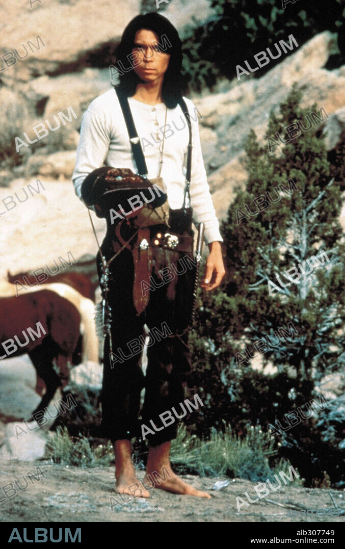 LOU DIAMOND PHILLIPS en ARMA JOVEN, 1988 (YOUNG GUNS), dirigida por CHRISTOPHER CAIN. Copyright 20TH CENTURY FOX.