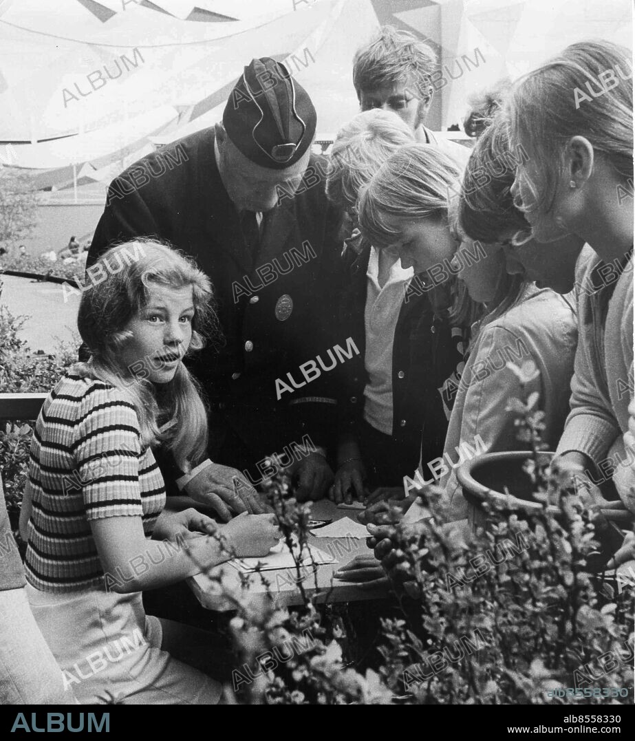 GÖTEBORG 1970-talet. Inger Nilsson - skådespelare - även känd som Pippi Långstrump - skriver autografer *** Local Caption *** GP Foto: Harry Nicolaisen / Kamerareportage / TT / Kod: 2524.
