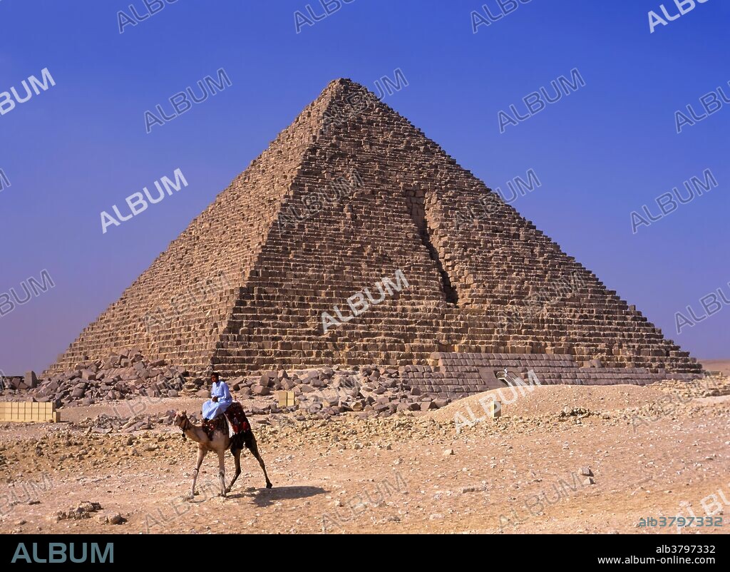 Pyramid of Menkaure, Giza, Cairo, Egypt, Africa.