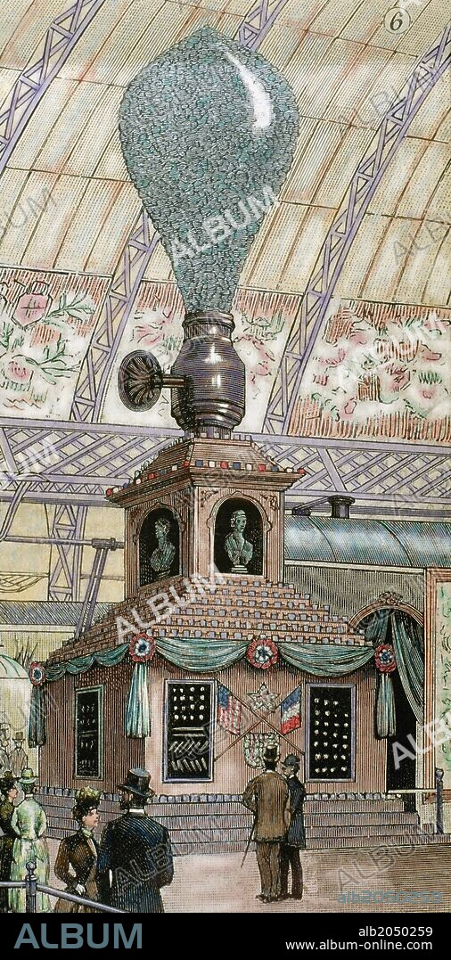 Lámpara incandescente gigante, doce pies de altura, montada en un pedestal coronado por un modelo de la bombilla de Edison, aumentada 20.000 veces. Se mostró como uno de los inventos de Thomas Edison (1847-1931) en la Exposición Universal de París en 1889. Grabado publicado en "La Ilustración Española y Americana" en 1889. Coloreado.