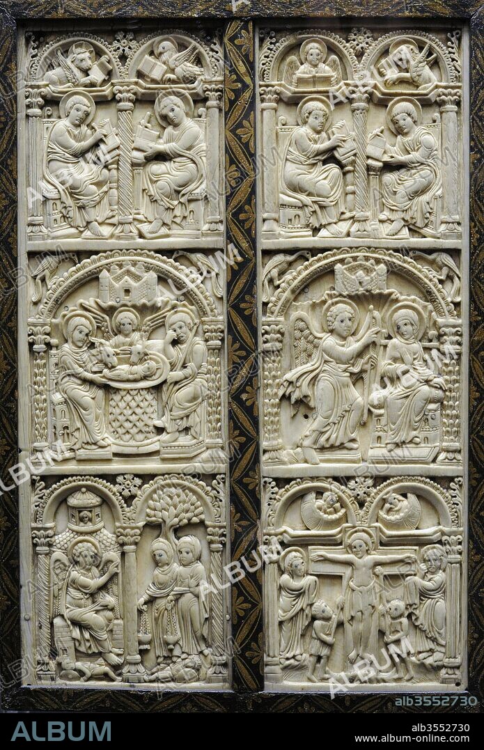 Arte Medieval. El llamado Díptico de Harrach. Escuela de la corte de Carlomagno, hacia el 800. Reverso. España o norte de Italia, hacia el 700-750. Marfil. Museo Schnutgen. Colonia, Alemania.