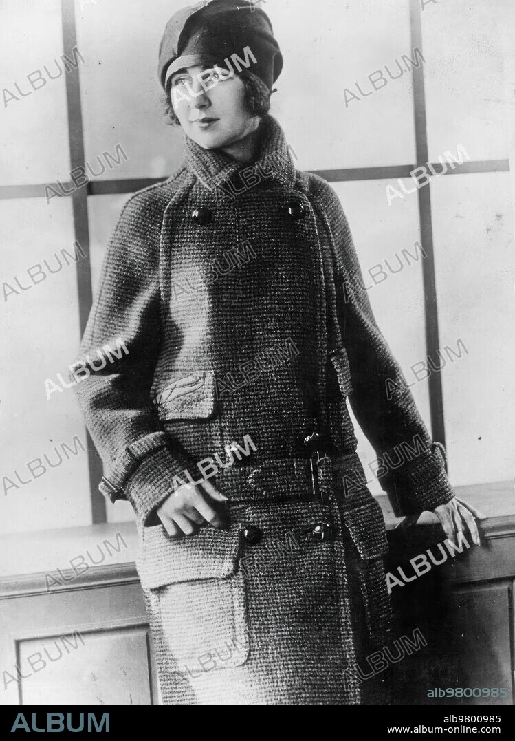 En la Imagen, un abrigo de 1927. Moda Alemana, gabán Ruso, de Paño, con cuatro Bolsillos de mucho Abrigo, hechura Sastre.