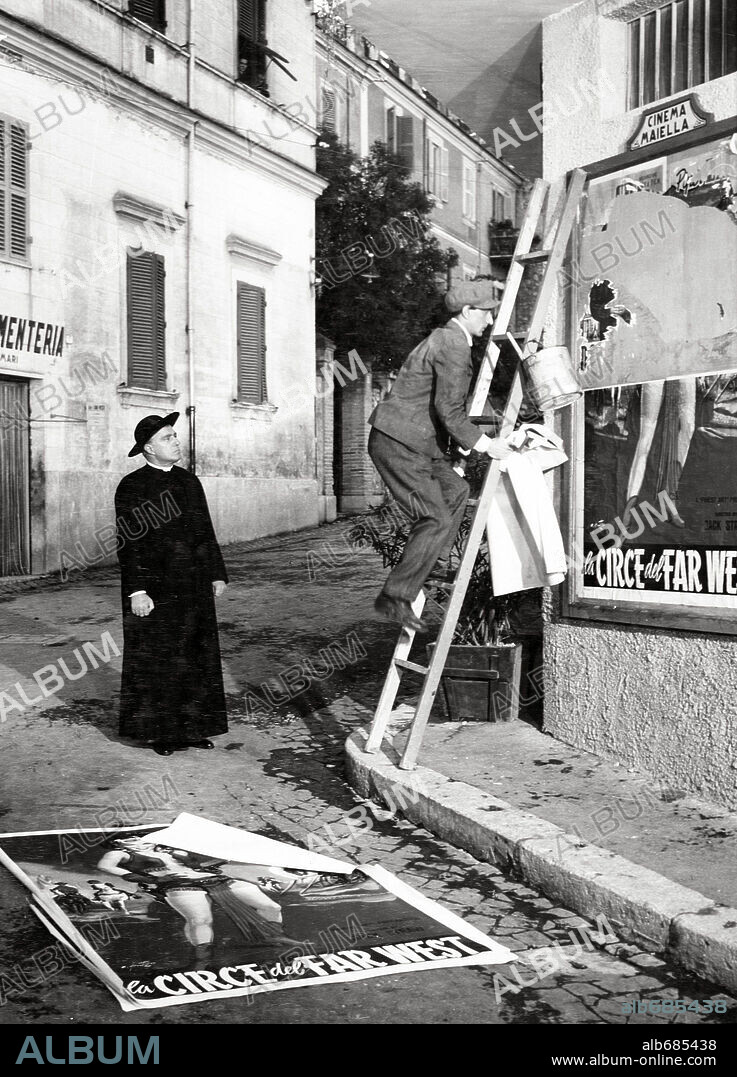 VITTORIO DE SICA in FAST AN SEXY, 1958 (ANNA DI BROOKLYN), directed by CARLO LASTRICATI and VITTORIO DE SICA. Copyright CIRCEO CINEMATOGRAFICO.