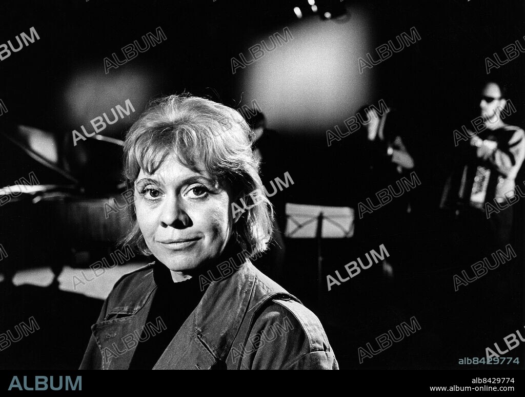 ARKIV 1965.. Skådespelerskan Inga Gill medverkar i TV-programmet Studio 65, ett kulturmagasin med Lars Ulvenstam som hade premiär den 11/2 1965.. Foto: Bertil S-son Åberg / SVT Bild / Kod: 5600. RiR sv/v 17671. Mapp: TV - Diverse program, Studio 65. L 22.