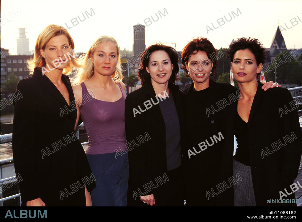 The Single Trap - Love Games Until Death - In the environment of an exclusive and special dating agency that very discreetly serves rich, public figures, a series of sexual murders occur... Photo from left to right: Rebecca Olin (GIULIA SIEGEL), Nicola (JANINA KUNZE), Emma Hollander (CHARLOTTE SCHWAB), Helena Berg (TAMARA ROHLOFF), Julia Hollander (SANDRA SPEICHERT). Director: Michael Keusch / Title: THE SINGLE TRAP - LOVE GAMES UNTIL DEATH / Germany 1999.