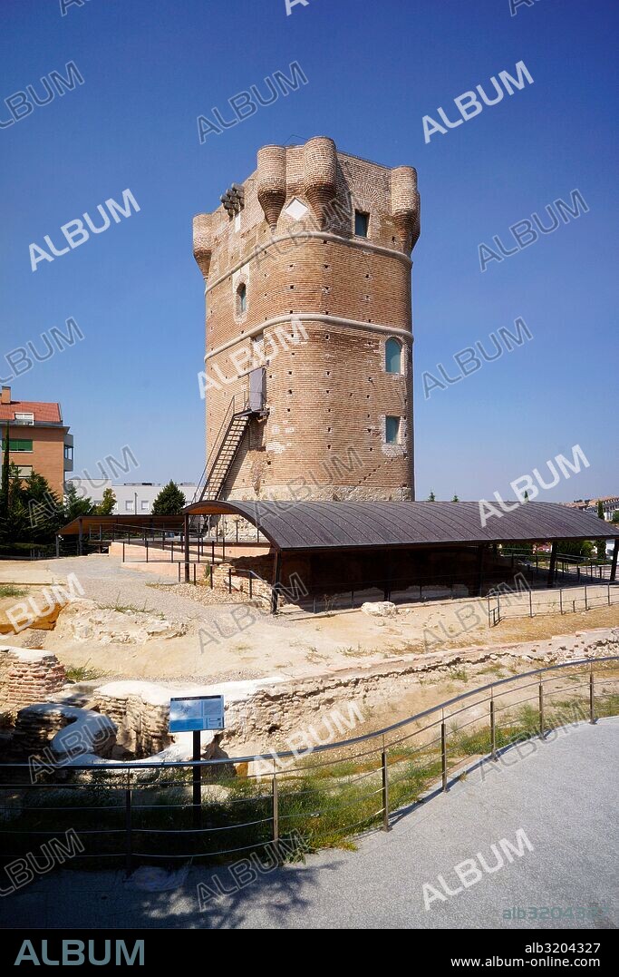 El torreón de Arroyomolinos, torre del Pan o castillo de Arroyomolinos está situado en la localidad homónima, en la zona oeste de la Comunidad de Madrid. Fue construido entre los siglos XIV y XV, como torre señorial.