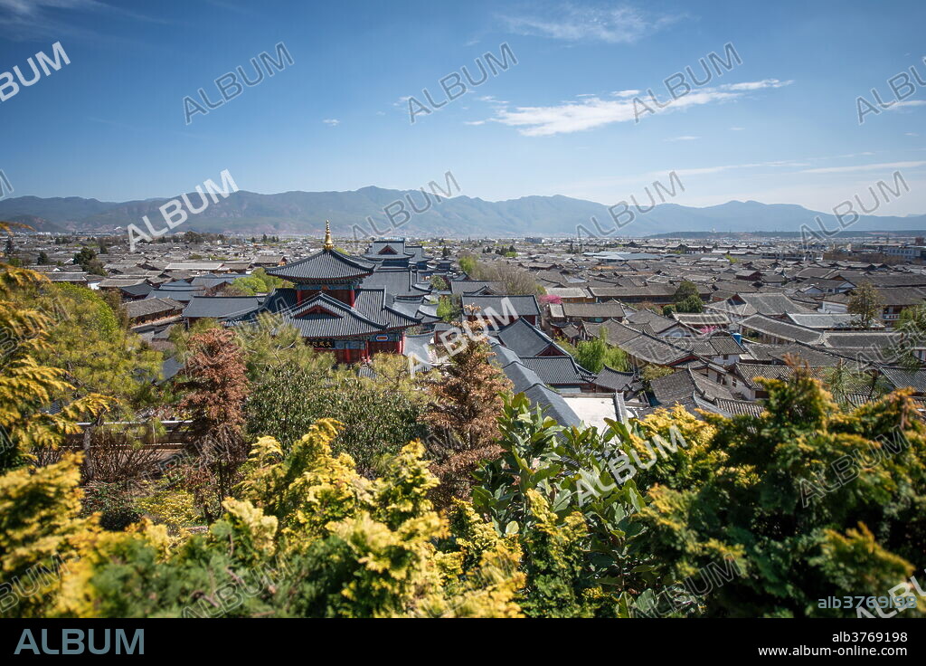 Lijiang Old Town with Mufu (Mu Residence) (Wood Mansion), Lijiang, Yunnan, China, Asia.