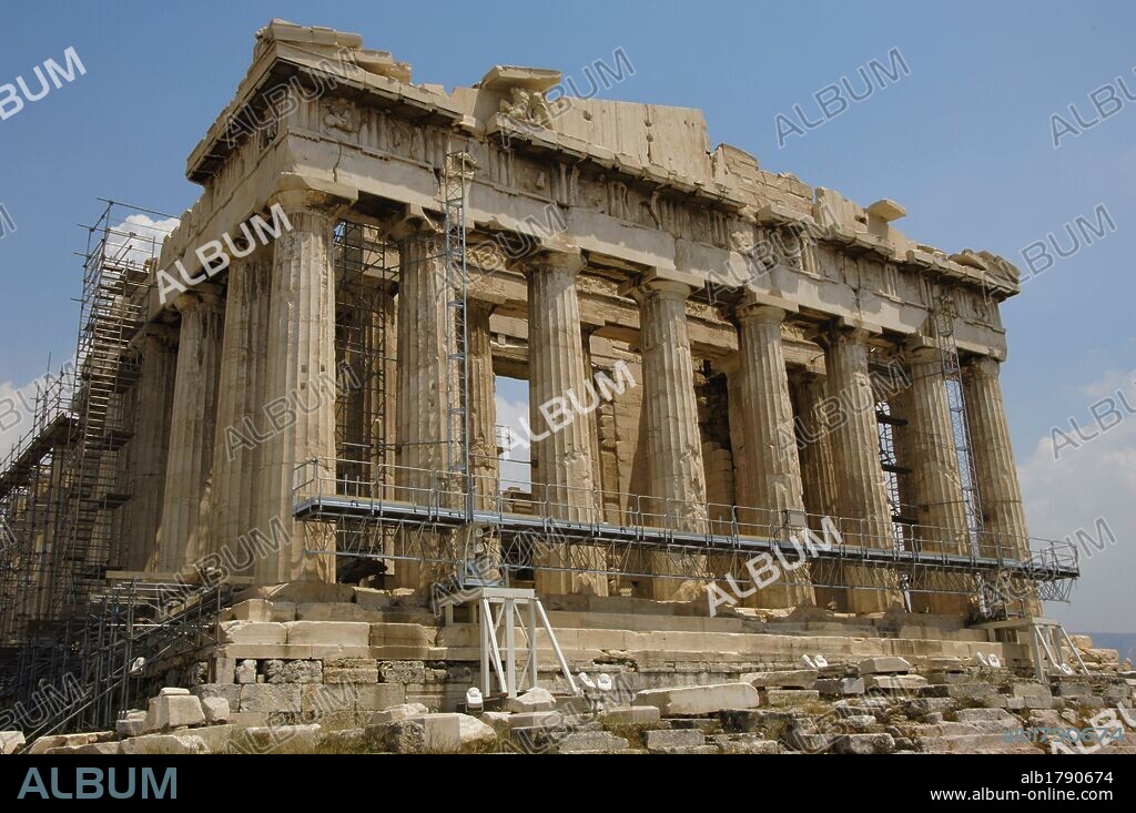 ARTE GRIEGO. S. V A. C. GRECIA. PARTENON (447-438 a. C). Templo dórico de mármol pentélico, construido bajo la dirección de los arquitectos ICTINO y CALICRATES, y ornado con esculturas de Fidias. Es el templo más representativo del arte clásico griego. Vista general. ATENAS.