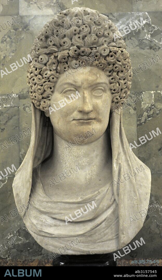 Domicia Longina (50/55-130). Emperatriz romana consorte, esposa del Emperador Domiciano. Dinastía Flavia. Busto en mármol de la primera mitad del siglo II AD. Museo del Hermitage (The State Hermitage Museum). San Petersburgo. Rusia.
