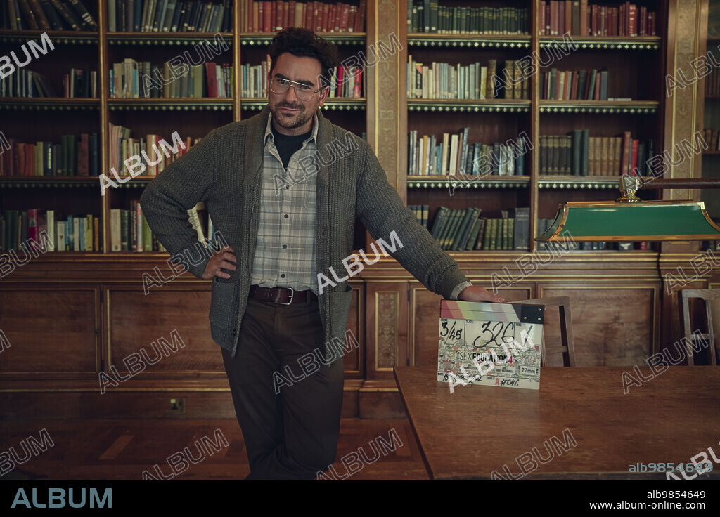 DAN LEVY dans SEX EDUCATION, 2019, réalisé par BEN TAYLOR et KATE HERRON. Copyright NETFLIX. Season 4.