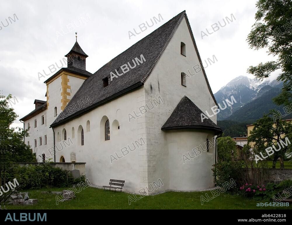 Thaur (Tirol, Österreich), Afraod. Ulrichshof (von einer Mönchsgemeinschaft bewohnter Herrenhof(?) des Hochstiftes Augsburg, erste urkundl. Erwähnung 14.Jh.).-Afrahof mit Kirche St. Ulrich von Südosten (erb. ab 780, Turm und westl. Anbau aus dem Hochmittelalter).-Foto, 2009.