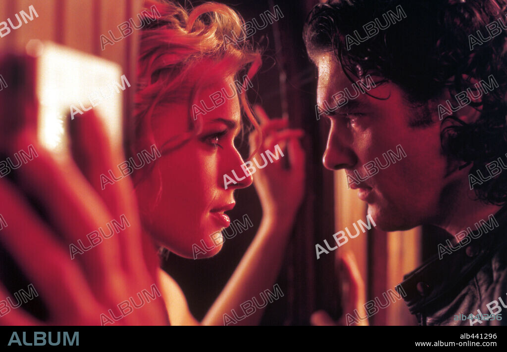 ANTONIO BANDERAS and REBECCA ROMIJN in FEMME FATALE, 2002, directed by BRIAN DE PALMA. Copyright WARNER BROS. PICTURES / GEORGE, ETIENNE.
