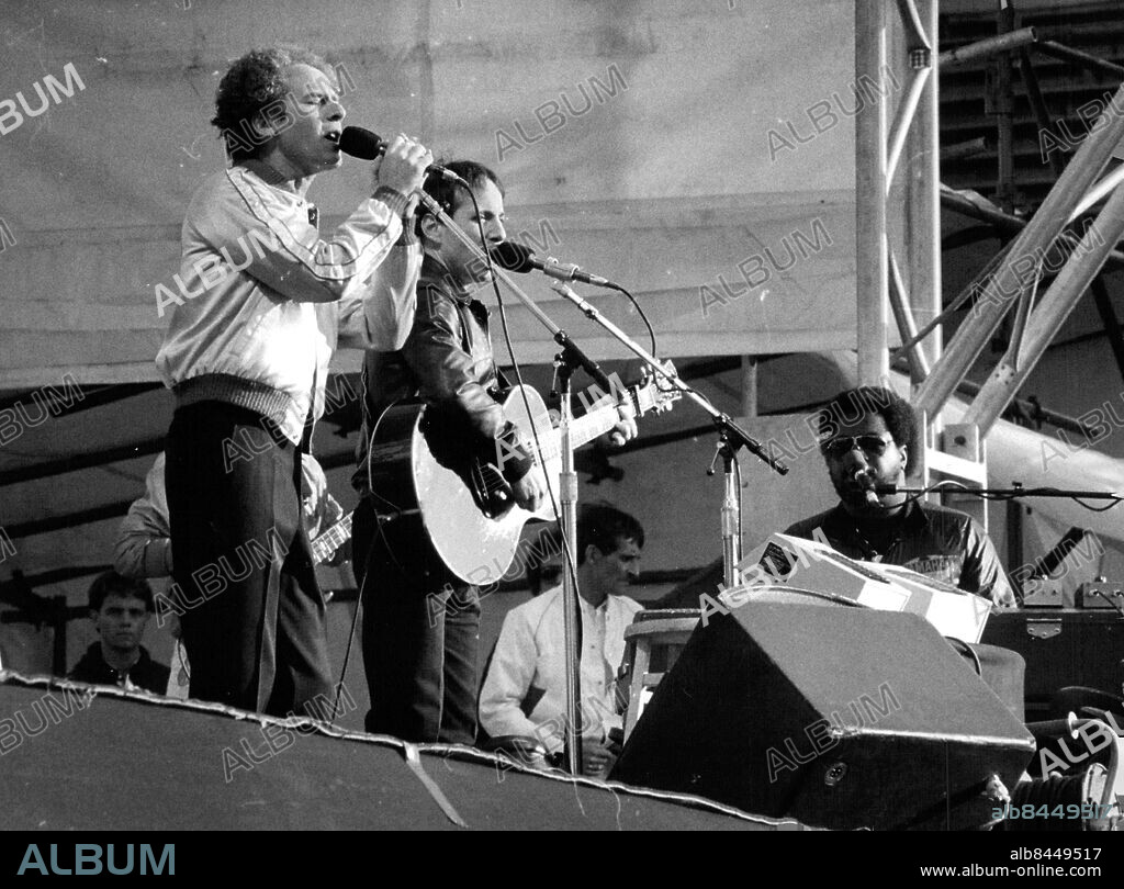 Stockholm 1982-06-06. Art Garfunkel och Paul Simon uppträder på Råsunda stadion. Foto: Jurek Holzer / SvD / TT / kod 12014.