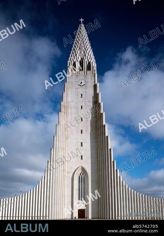 Reykjavik, Hallgrimskirkja / Aussenansicht, Bauzeit 1945-1988, Arch.: Gudjon Samuelsson Aufnahmeformat / Filmsize: 6 × 7 cm.