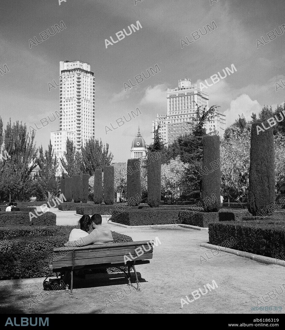 FERNANDO GARCIA MERCADAL (1896-1986). JARDINES DE SABATINI O DE LAS CABALLERIZAS - 1933-34 - FOTOGRAFIA EN BLANCO Y NEGRO - AÑOS 60.