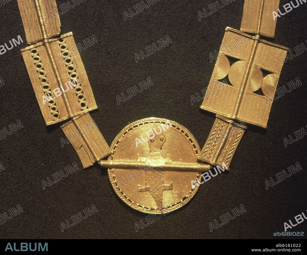 PECTORAL DE ORO PRECOLOMBINO-REPRESENTACION DE SALAMANDRA-FILIGRANA Y GRANULADO.