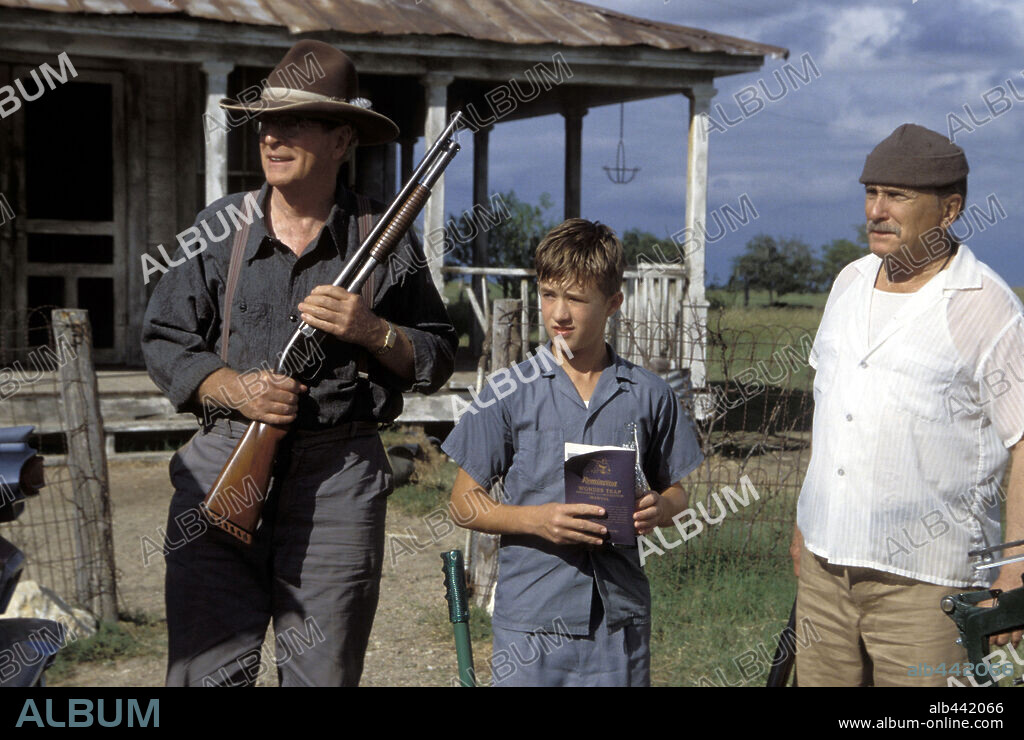 HALEY JOEL OSMENT, MICHAEL CAINE and ROBERT DUVALL in SECONDHAND LIONS, 2003, directed by TIM MC CANLIES. Copyright NEW LINE PRODUCTIONS / REDIN, VAN.