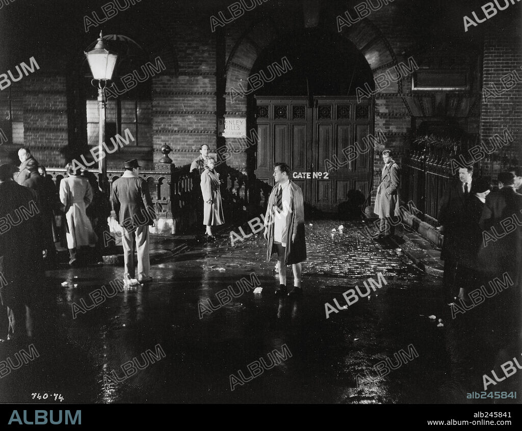 SIR ALEC GUINNESS. ALEC GUINNESS en EL HOMBRE VESTIDO DE BLANCO (THE MAN IN THE WHITE SUIT, 1951), dirigida por ALEXANDER MACKENDRICK. Copyright EALING STUDIOS.