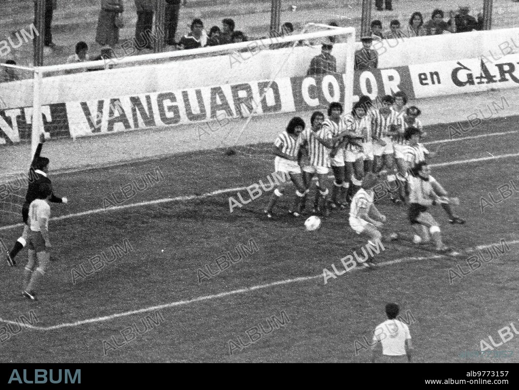 Partido Betis-Cádiz valedero para la Liga de Segunda División de la temporada 1978-79, disputado el 6 de mayo de 1979 en el estadio Benito Villamarín, con resultado de empate a cero. En la imagen, el Cádiz lanza sobre la portería del Betis tras el saque de un indirecto dentro del área. Se ve a los jugadores béticos Esnaola, Killer, Megido, Ortgega, Alabanda, Hugo Cabezas, García Soriano, entre otros. (Foto Ruesga Bono).