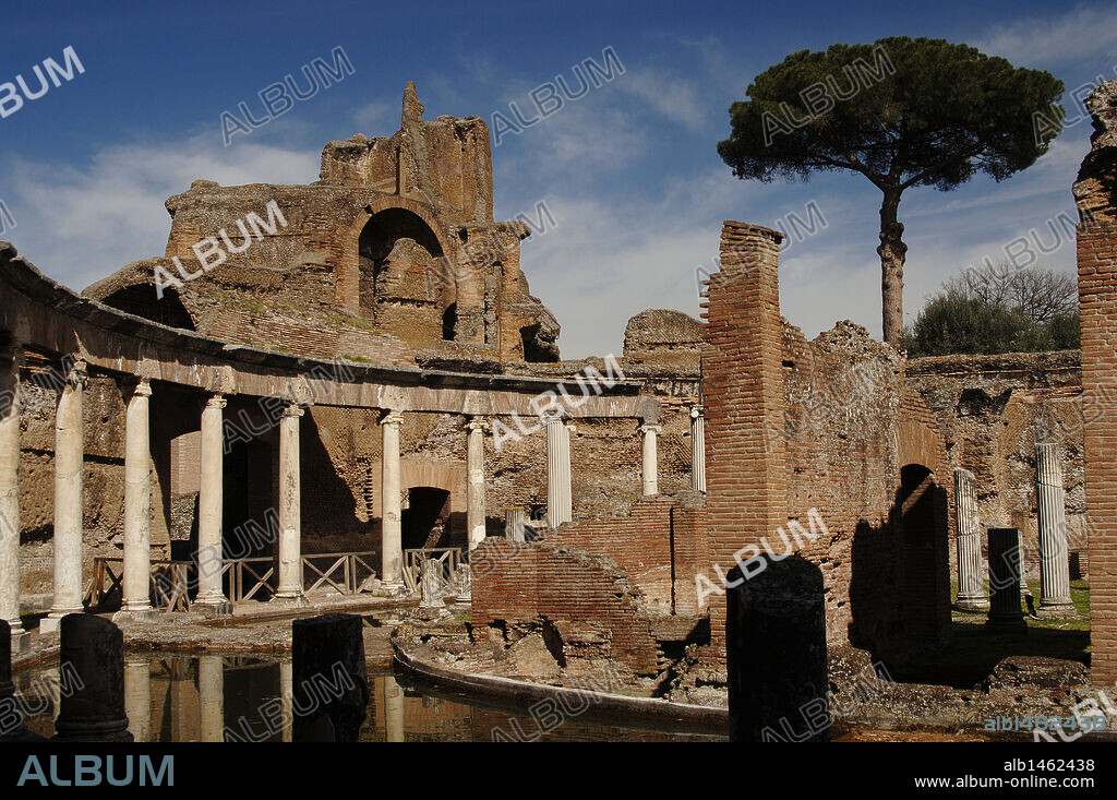 ARTE ROMANO. ITALIA. VILLA ADRIANA. Villa imperial construída en el siglo II por orden del emperador Adriano (76-138). Vista parcial del TEATRO MARITIMO. Cercanías de Tivoli.