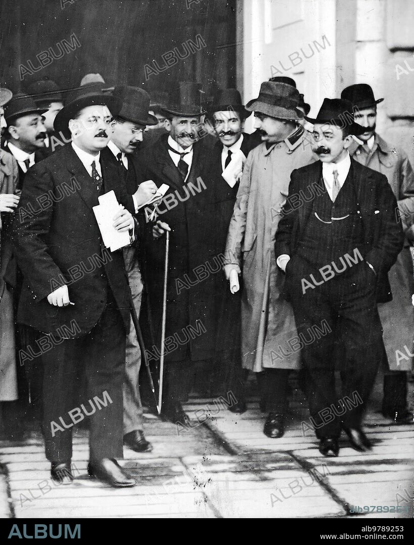 Octubre 1913. La crisis Ministerial. El Conde de Romanones al salir de palacio después del despacho con S.M. El Rey.