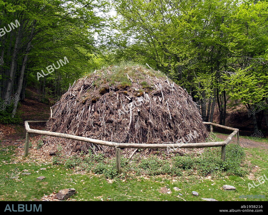 HORNO para la obtención de CARBON VEGETAL. Tejera Negra. Provincia de Guadalajara. CastillaLa Mancha. España.