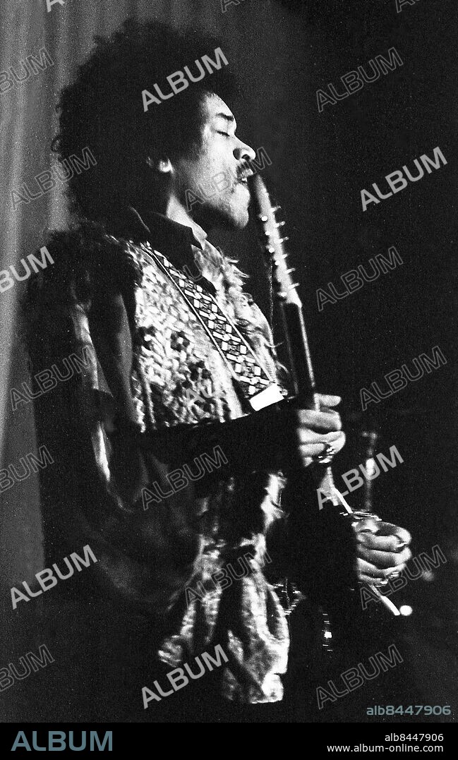 GÖTEBORG 1969-01-08. Jimi Hendrix, amerikansk gitarrist, sångare och låtskrivare uppträder på Cirkus i Göteborg.. Foto: Erik Karlsson / Expressen / TT / Kod: 192. **AFTONBLADET OUT**.