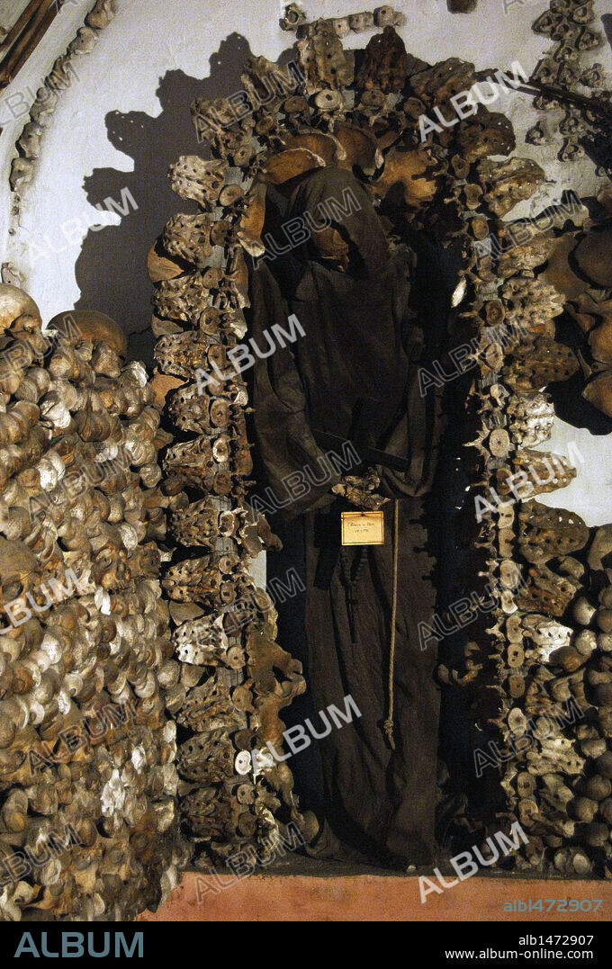 IGLESIA DE NUESTRA SEÑORA DE LA CONCEPCION DE LOS CAPUCHINOS (CHIESA SANTA MARIA DELLA CONCEZIONE DEI CAPPUCCINI). Construída en el siglo XVII. Detalle de una de las CAPILLAS de la CRIPTA, decorada con huesos de frailes capuchinos de entre los siglos XVI y XIX y con la MOMIA de un fraile con el hábito típico. ROMA. Italia.