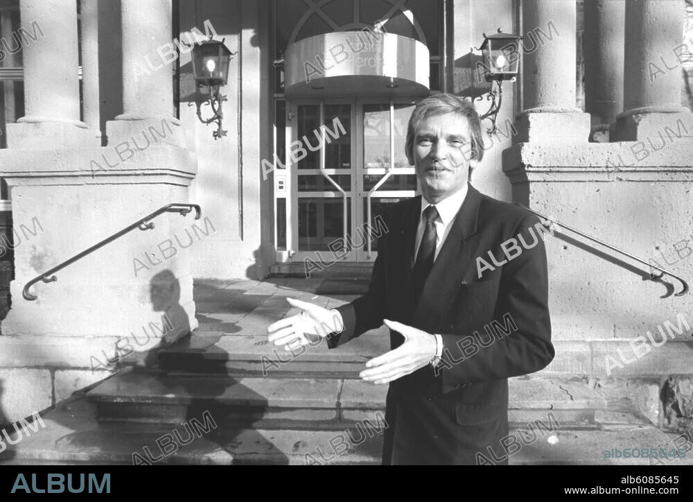 Schily, Konrad Arzt u. Politiker (FDP), Gründungspräsident der Universität Witten/Herdecke 1982-1999 u. 2002-04; geb. 7.11.1937 in Bochum.-Konrad Schily vor dem Eingang der Universität Witten/Herdecke in Witten.-Foto, 20.2.1989.