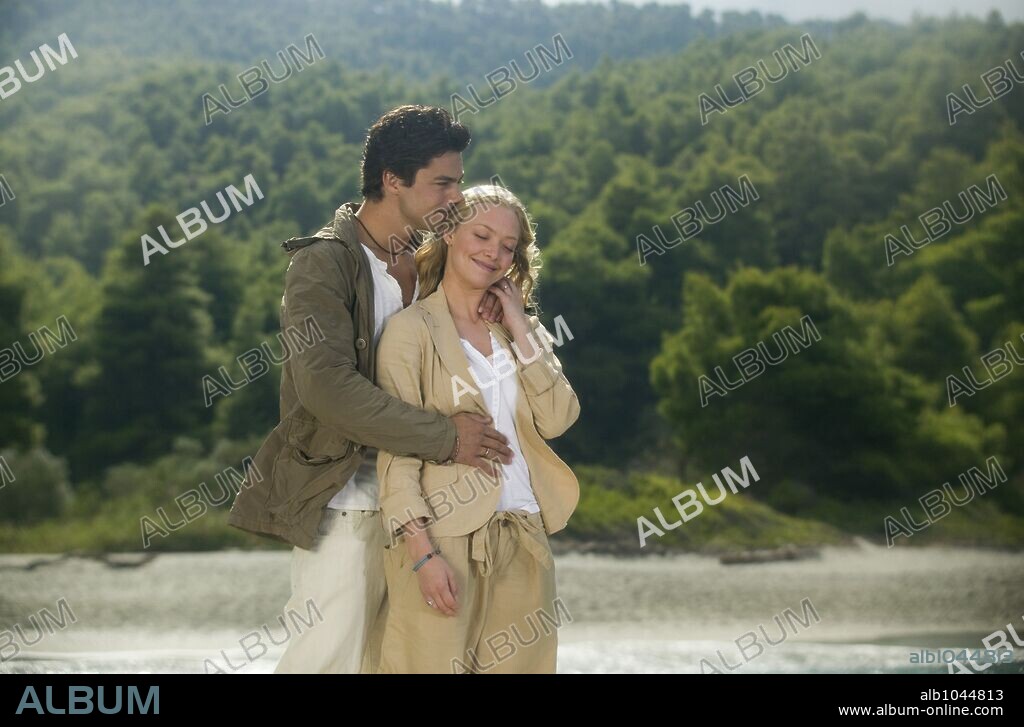 AMANDA SEYFRIED et DOMINIC COOPER dans MAMMA MIA!, 2008, réalisé par PHYLLIDA LLOYD. Copyright LITTLESTAR PRODUCTIONS/PLAYTONE / MOUNTAIN, PETER.