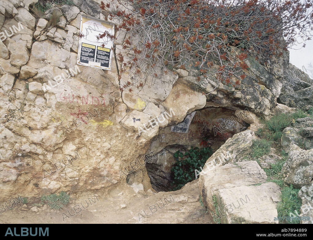ENTRADA A LA CUEVA- CARTEL DE LA FEDERACION MADRILEÑA DE ESPELEOLOGIA.