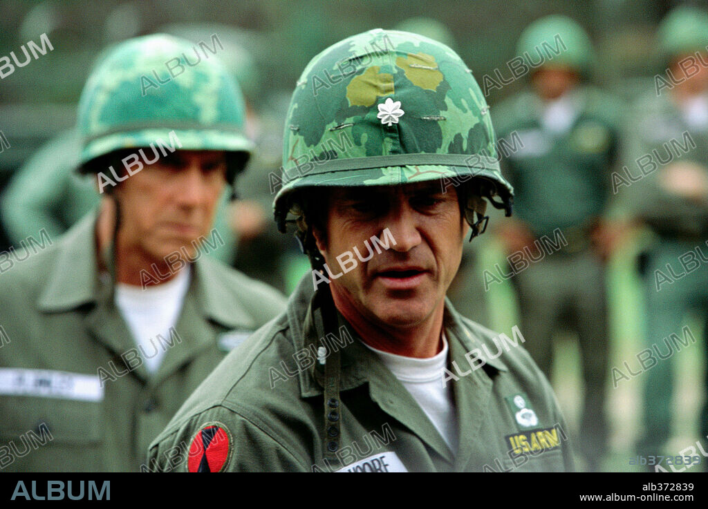 MEL GIBSON y SAM ELLIOTT en CUANDO ÉRAMOS SOLDADOS, 2002 (WE WERE SOLDIERS), dirigida por RANDALL WALLACE. Copyright ICON PRODUCTIONS/WHEELHOUSE ENTERTAINMENT / VAUGHAN, STEPHEN.
