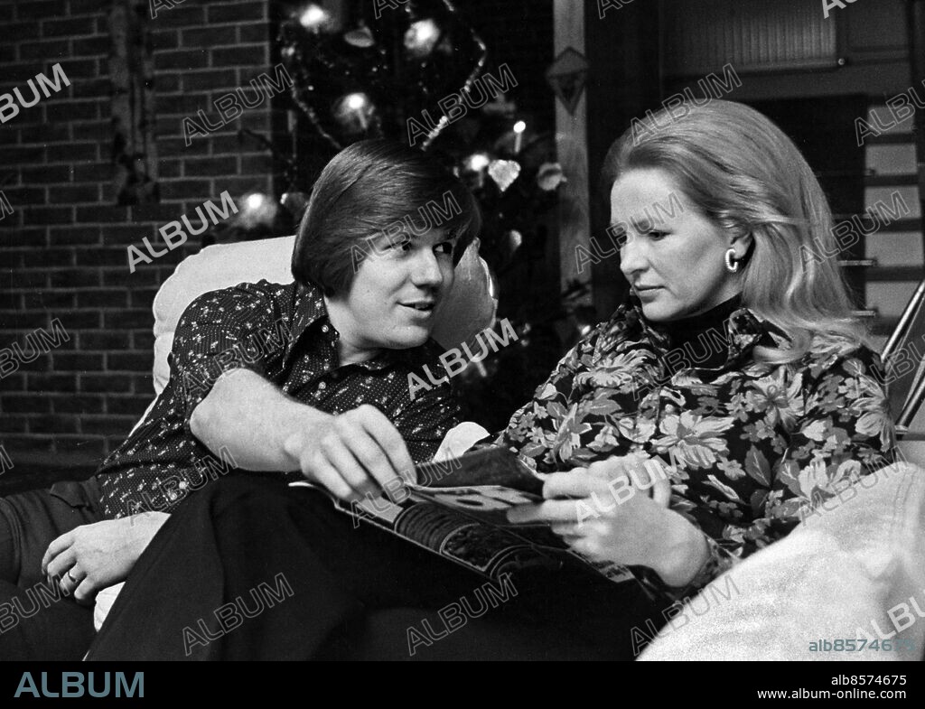 ARKIV STOCKHOLM 1975-01-02. Operasångaren Håkan Hagegård tillsammans med sin fru Anna hemma i radhuset utanför Stockholm 2:a januari 1975.. Foto: Freddy Lindström / TT / Kod: 1047.
