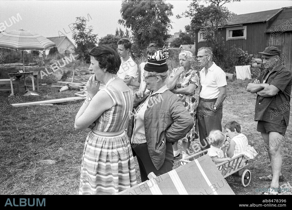 VI PÅ SALTKRÅKAN TV-serie av Astrid Lindgren i regi av Olle Hellbom Sänt första gången 1964-01-18 Åskådare vid filminspelning Inspelningsbilder juli 1963 RIR 16899 sv/v neg Foto: Ulf Stråhle / SVT / Kod: 5600 sites: SVERIGE.