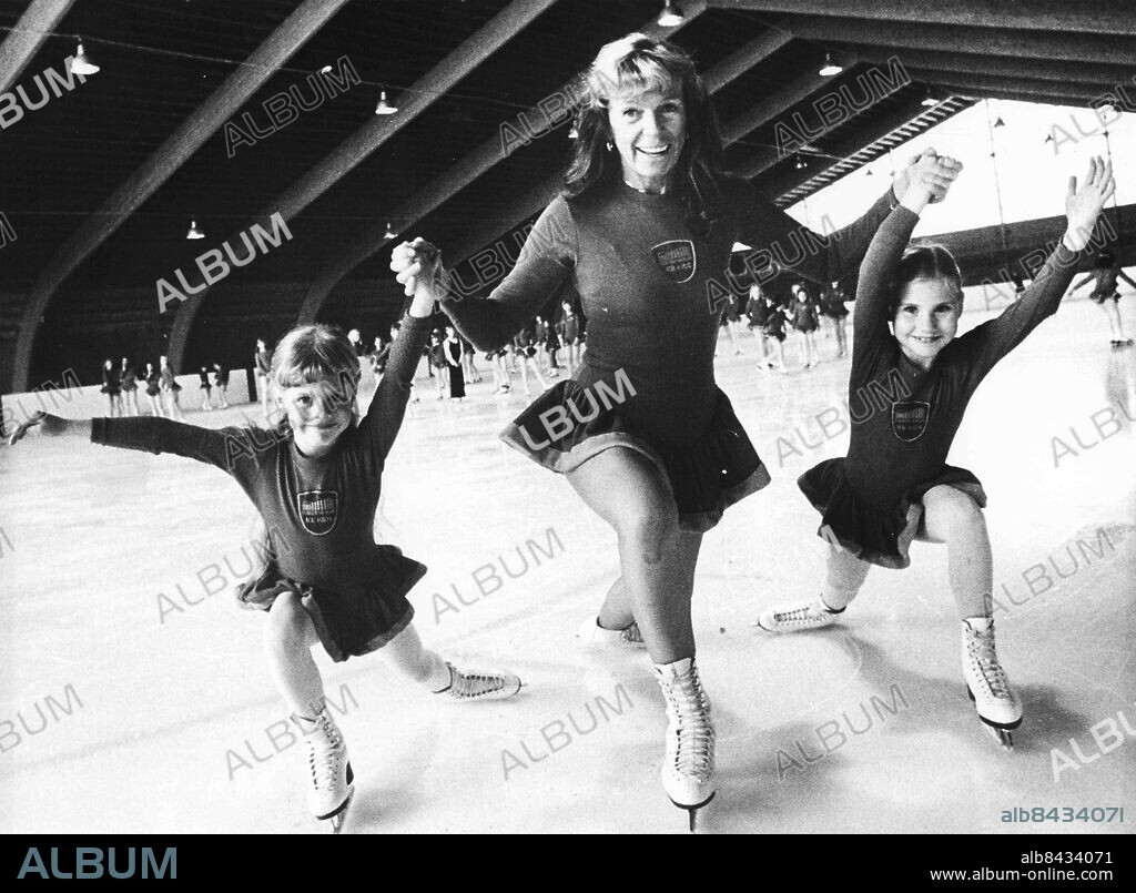 Göteborg 1982-05-13. Malin Heidenfors, Maj-Britt Rönningberg och Catrin Andersson tränar i Slottsskogsrinken inför vårfesten i Scandinavium *** Local Caption *** GP Foto: Bengt Magnuzon. KAMERAREPORTAGE.