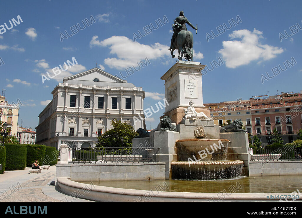 MADRID. Plaza de oriente. En primer término, estatua ecuestre de Felipe IV, obra en bronce de Pietro Tacca. Al fondo, el Teatro Real, edificio construído entre 1818 y 1850 según proyecto de Antonio López Aguado. España.