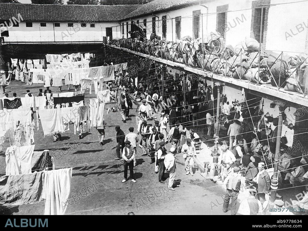 October 1911. The Penados of Ceuta in Santoña, courtyard of the old prison where the recently arrived prisoners of Ceuta are held.