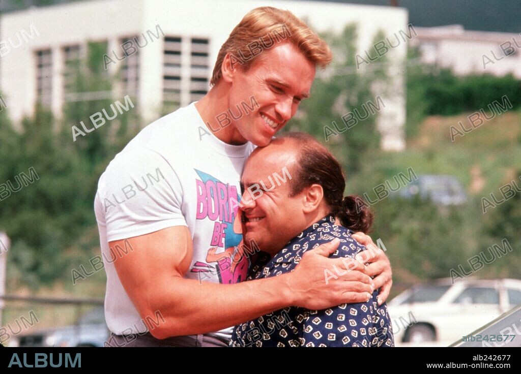 ARNOLD SCHWARZENEGGER y DANNY DEVITO en LOS GEMELOS GOLPEAN DOS VECES, 1988 (TWINS), dirigida por IVAN REITMAN. Copyright UNIVERSAL PICTURES.