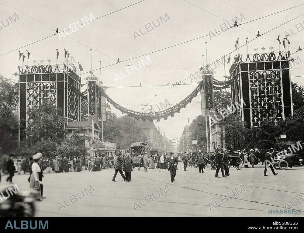 Berlin, 15. Juni 1913. 25jähriges Regierungsjubiläum Kaiser Wilhelms II. Triumphbogen zwischen Potsdamer und Leipziger Platz. In der Bildmitte die beiden Schinkel'schen Torhäuser, im Hintergrund Leipziger Straße mit Kaufhaus Wertheim. Foto (Otto Haeckel),.